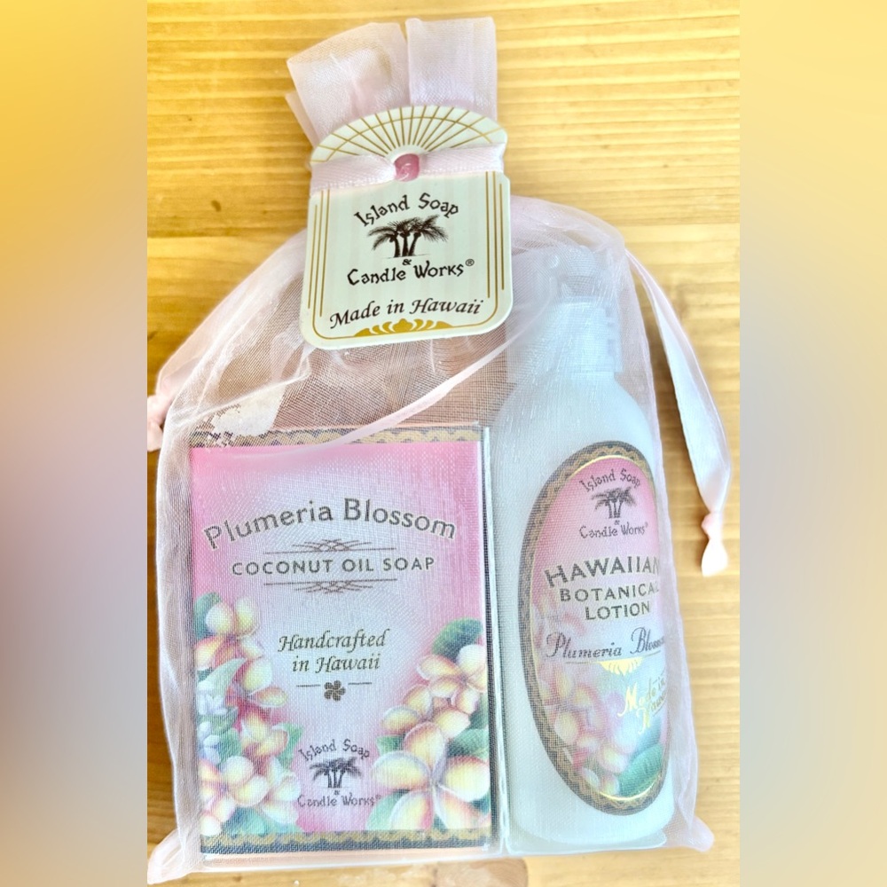 NWT — Plumeria Blossom Coconut Oil Soap Gift Set